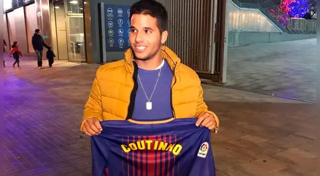 Alonso González Mora posa con la camiseta de Coutinho.