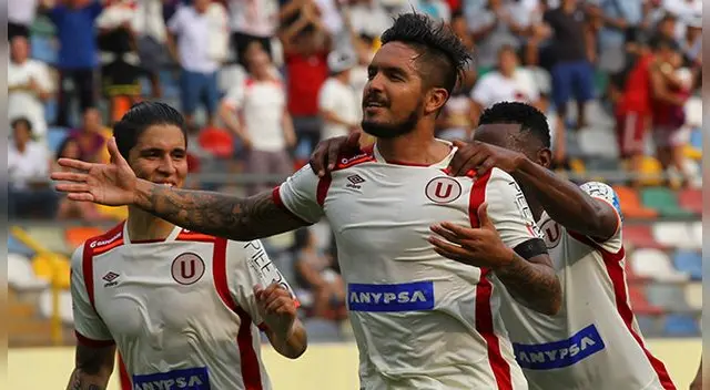 Juan Vargas celebra un gol con Universitario.