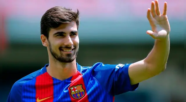 André Gomes busca una salida del Barcelona.