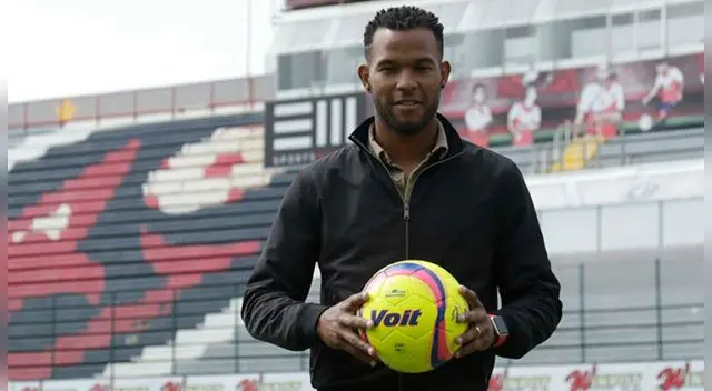 Carlos Cáceda, durante su presentación como jugador de Los Tiburones Rojos.