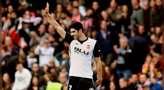 Gonçalo Guedes celebra un gol con el Valencia.