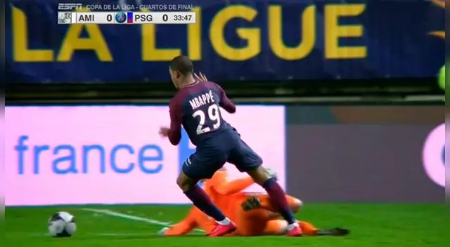Kylian Mbappé recibió una criminal falta en la Copa de la Liga de Francia.