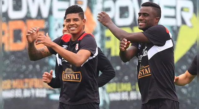 Wilder Cartagena y Christian Ramos durante un entrenamiento de la Selección Peruana.