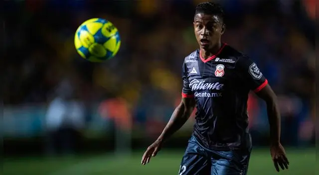 Andy Polo durante un partido del Morelia.