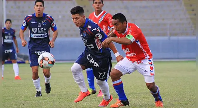 Carlos Olascuaga, durante un partido con César Vallejo.