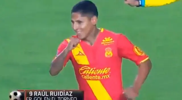 Raúl Ruidíaz celebra su gol con el Morelia al Puebla.