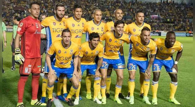Luis Advíncula, en una alineación del Tigres.