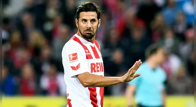 Claudio Pizarro, durante un partido del Colonia.