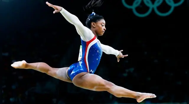 Simone Biles denuncia que fue víctima de abuso sexual de Larry Nassar.