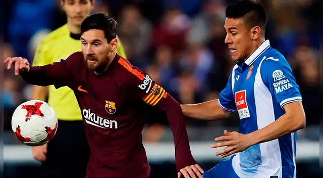 Lionel Messi disputa un balón con Óscar Duarte.