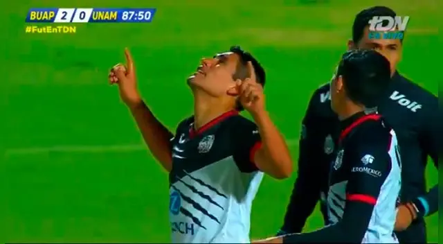 Irven Ávila celebra su primer gol con Lobos BUAP.