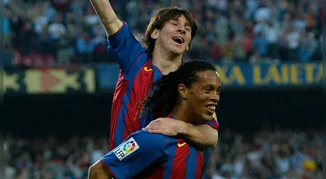 Lionel Messi celebra su primer gol con el Barcelona, encima de Ronaldinho.