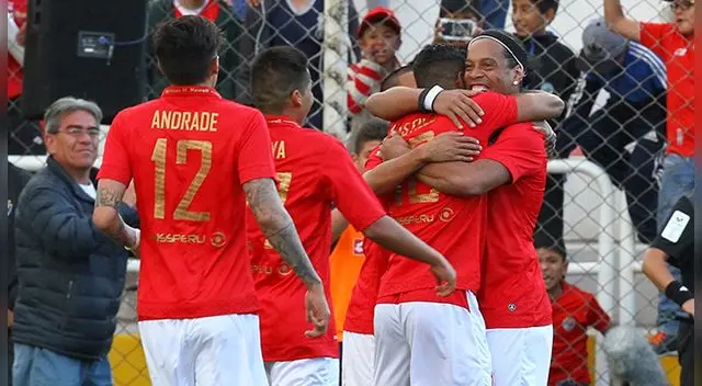 Ronaldinho celebra un gol con los jugadores de Cienciano. Ronaldinho celebra un gol con los jugadores de Cienciano.