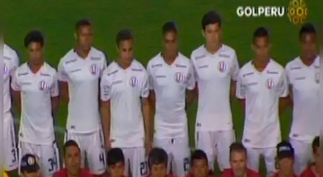 Los jugadores de Universitario lucen la camiseta provisional de Marathon.