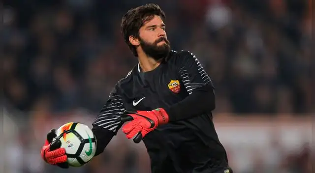 Alisson Becker, durante un partido de AS Roma.