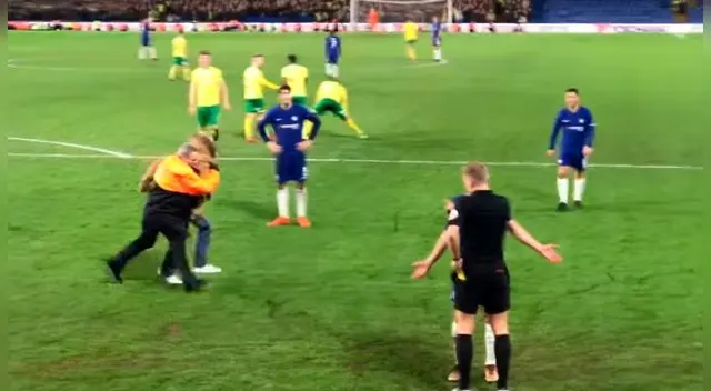 Hincha del Chelsea ingresa al campo a increpar al árbitro tras expulsión de Álvaro Morata. Hincha del Chelsea ingresa al campo a increpar al árbitro tras expulsión de Álvaro Morata.