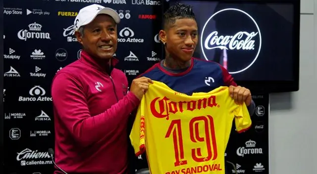 Ray Sandoval acompañado de Roberto Hernández durante su presentación en el Morelia. Ray Sandoval acompañado de Roberto Hernández durante su presentación en el Morelia.