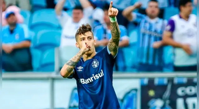Beto da Silva celebra un gol con Gremio.