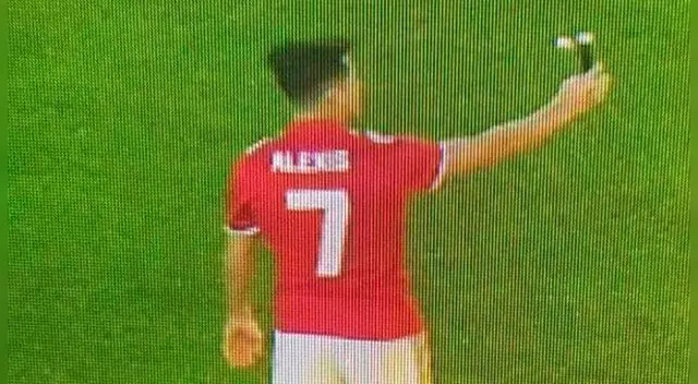 Alexis Sánchez posando con indumentaria del Manchester United. Alexis Sánchez posando con indumentaria del Manchester United.