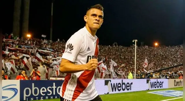 Rafael Santos Borré celebra su gol a Boca Juniors.