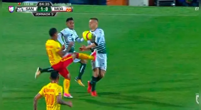 En el Morelia vs. Santos, Ray Sandoval fue expulsado en su debut en la Liga MX.