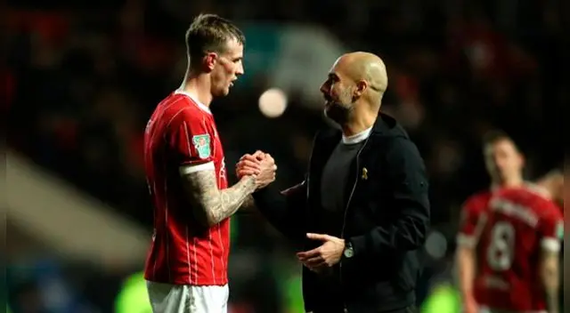 Aden Flint habla con Pep Guardiola tras el Bristol City-Manchester City. Aden Flint habla con Pep Guardiola tras el Bristol City-Manchester City.