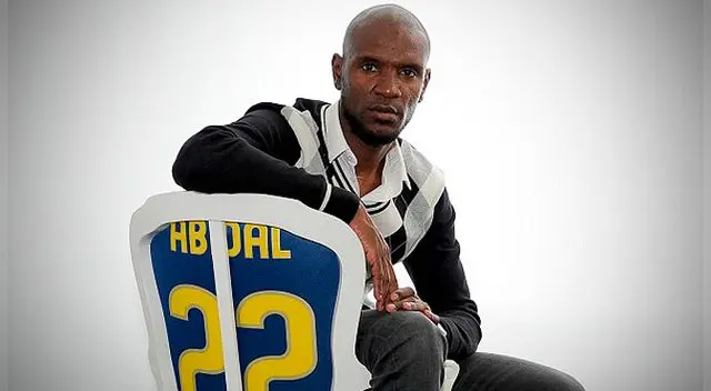 Éric Abidal considera que Dembélé perdería espacio si el Barcelona continúa fichando figuras. Éric Abidal considera que Dembélé perdería espacio si el Barcelona continúa fichando figuras.
