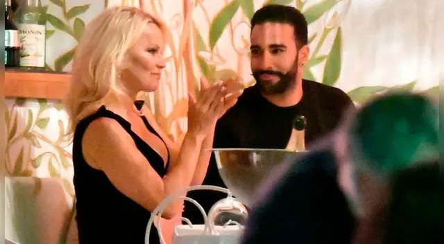 Pamela Anderson junto a Adil Rami.