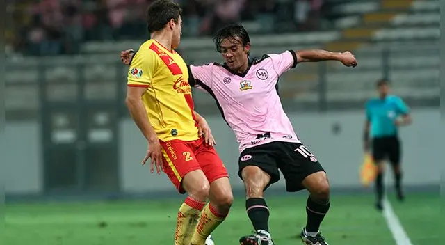 Mario Tajima enfrenta a un jugador del Morelia.