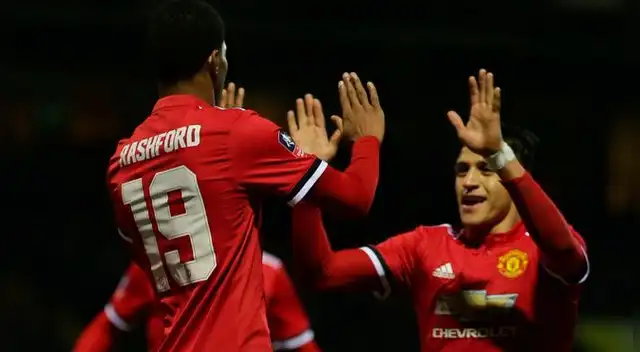 Alexis Sánchez celebra un gol con Marcus Rashford.