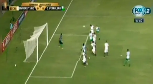 Werner Schuler cabecea un balón centrado por Roberto Siucho. Werner Schuler cabecea un balón centrado por Roberto Siucho.