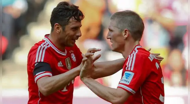 Claudio Pizarro y Bastian Schweinsteiger coincidieron por muchos años en el Bayern Múnich. Foto: Reuters