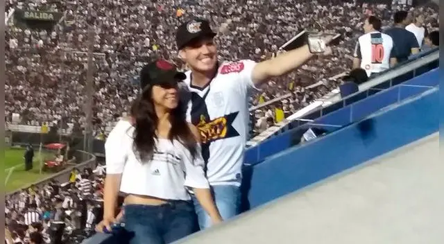George Forsyth se toma un selfie con Vanessa Terkes