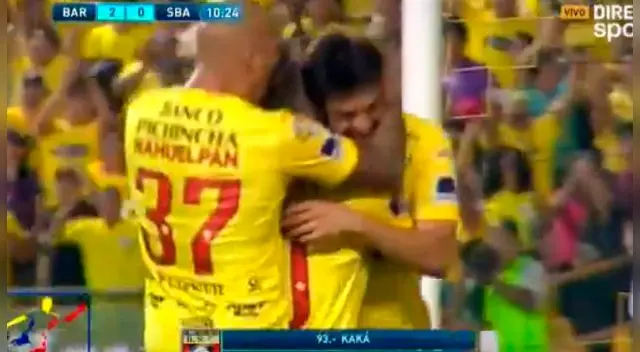 Kaká celebra su gol con los jugadores del Barcelona. Kaká celebra su gol con los jugadores del Barcelona.
