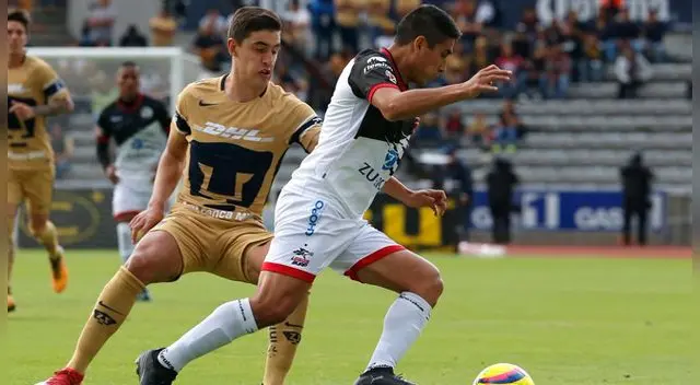 Irven Ávila intenta superar a un jugador del Pumas. Irven Ávila intenta superar a un jugador del Pumas.