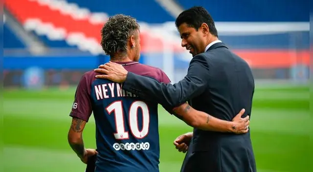 Neymar conversa con Nasser Al-Khelaïfi durante su presentación en el PSG. Neymar conversa con Nasser Al-Khelaïfi durante su presentación en el PSG.