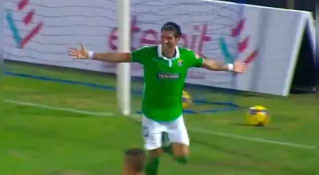 Sebastián Abreu celebra su gol a Alianza Lima.
