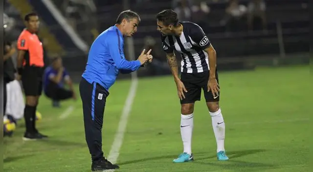 Pablo Bengoechea conversa con Tomás Costa en la 'Noche Blanquiazul'