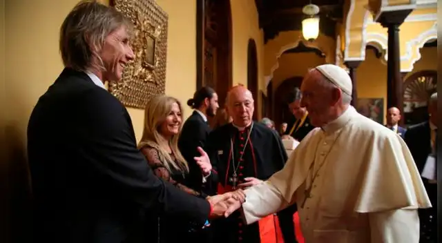 Ricardo Gareca saluda al papa Francisco.