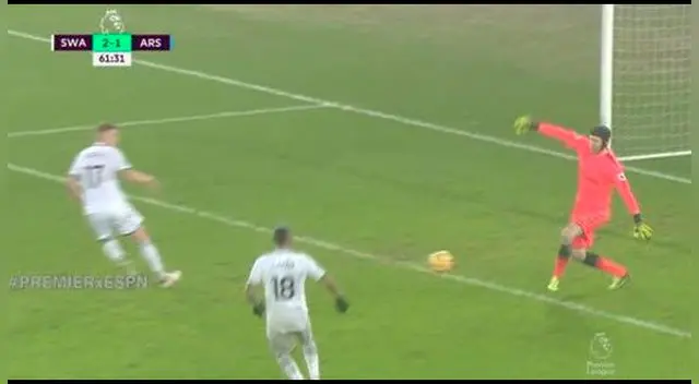 Petr Cech se mandó con un groseo blooper con el Arsenal.