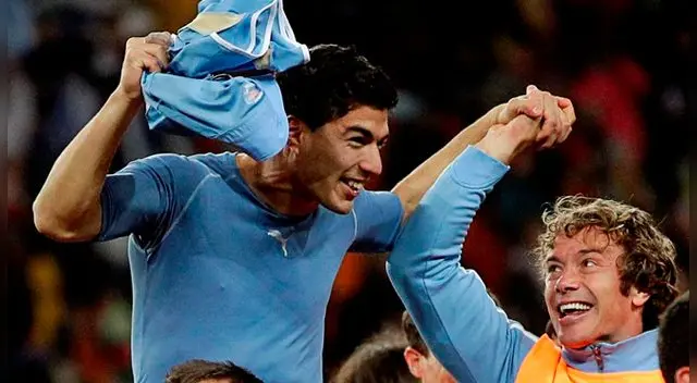 Diego Lugano y Luis Suárez celebran un triunfo de Uruguay.