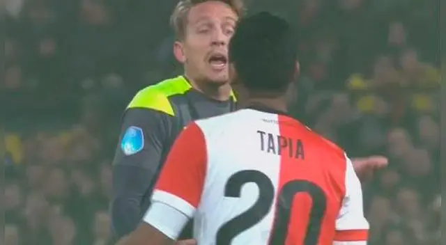 Renato Tapia protagonizó acalorada discusión con jugador del PSV. Renato Tapia protagonizó acalorada discusión con jugador del PSV.