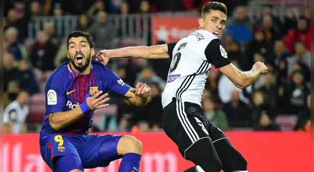Luis Suárez y Gabriel Paulista en acción durante el duelo entre el Barcelona y el Valencia. 