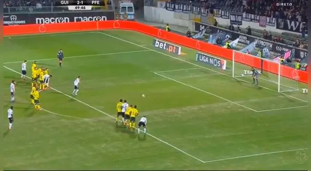 Paolo Hurtado hizo el 3-1 momentáneo en el partido entre Vitória Guimaraes y Pacos Ferreira.
