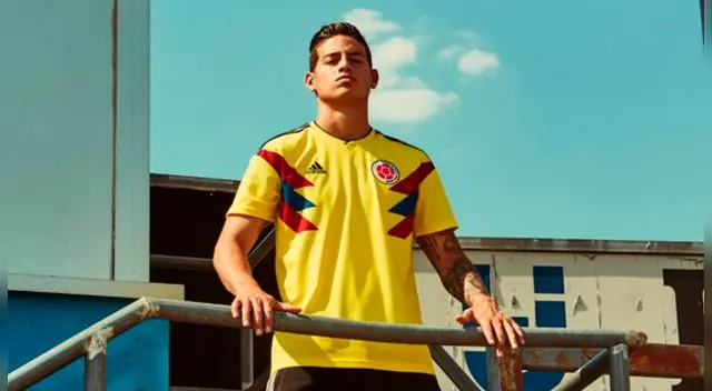 2. La marca que viste a Colombia sorprendió al todo el país cafetero con los colores añadidos a los laterales de la camiseta