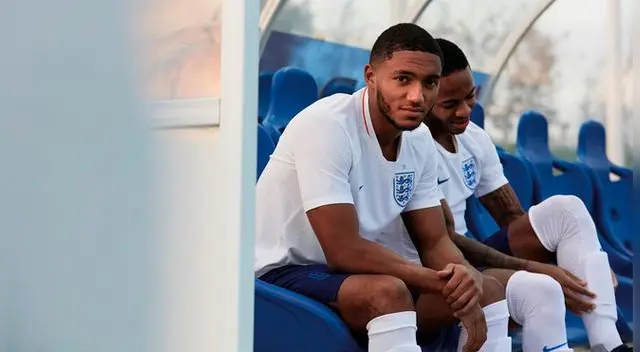 8. La camiseta de Inglaterra sigue luciendo un estilo elegante gracias a su blanco tradicional.