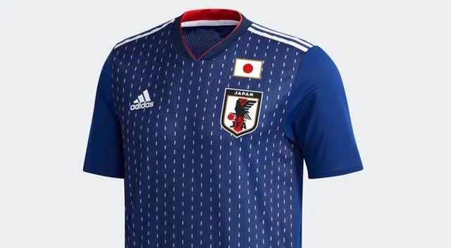 4. Los japoneses se atrevieron a colocarle pequeñas líneas a su camiseta azul y no les quedó nada mal.