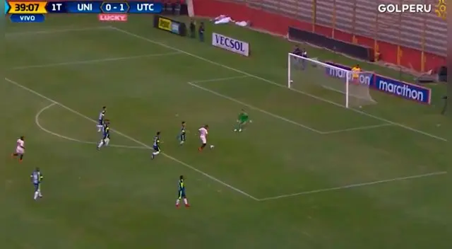 Roberto Siucho se perdió un gol con Universitario contra UTC.