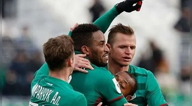 Jefferson Farfán sabe como engreír a su hijo. Foto: Lokomotiv / Facebook