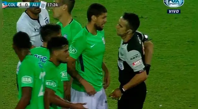 Gabriel Leyes fue expulsado en el Alianza Lima vs. Colo Colo. Gabriel Leyes fue expulsado en el Alianza Lima vs. Colo Colo.